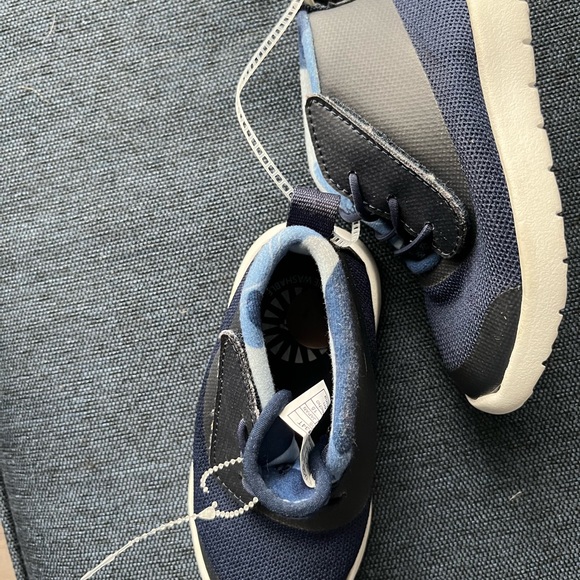 Nwt boys uggs - Picture 2 of 4